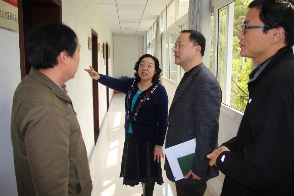 校党委书记何光彩赴英国上市365调研