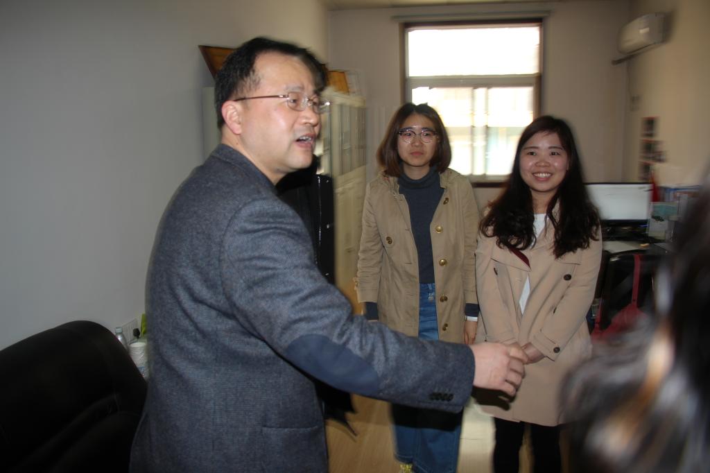 校党委书记何光彩赴英国上市365调研
